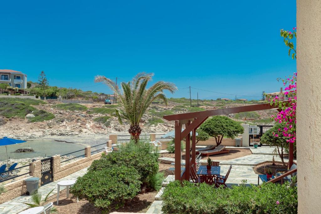 Little Bay stavros giardino