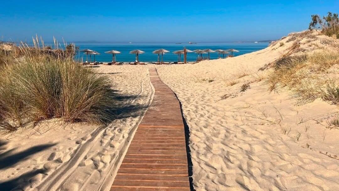 Spiaggia di Plaka a Naxos, lunga spiaggia di sabbia nelle Cicladi