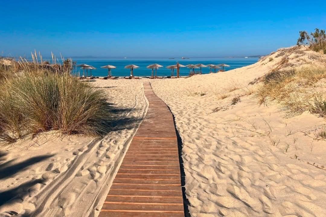 Spiaggia di Plaka a Naxos, lunga spiaggia di sabbia nelle Cicladi