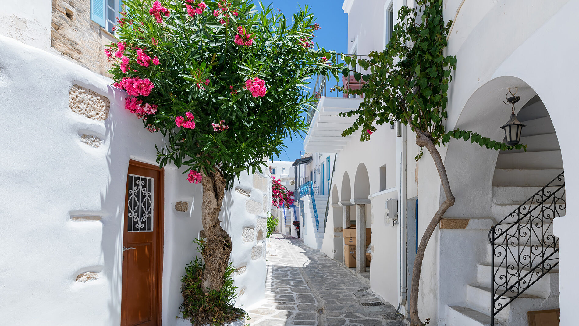 Vicolo con case bianche a Parikia, Paros