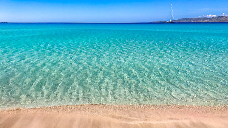 Simos Beach a Elafonissos con sabbia fine e mare trasparente