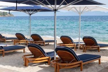 Spiaggia di Avaton Luxury Beach Resort a Komitsa Bay