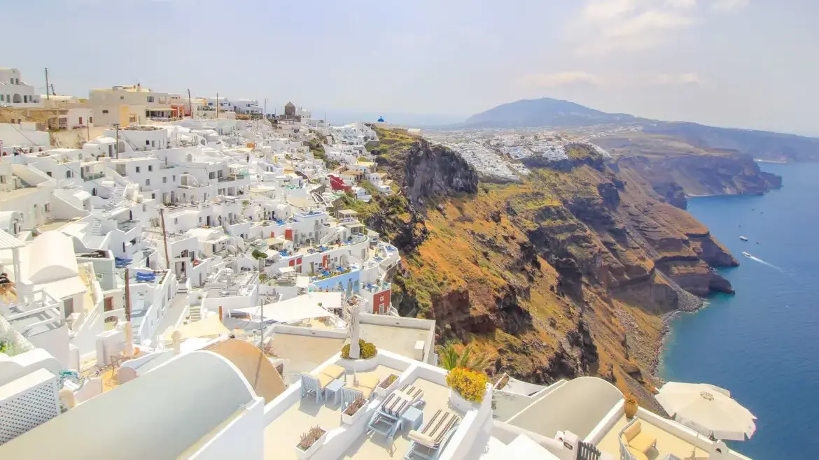 Vista sulla caldera di Santorini e sui paesi affacciati sulla costa