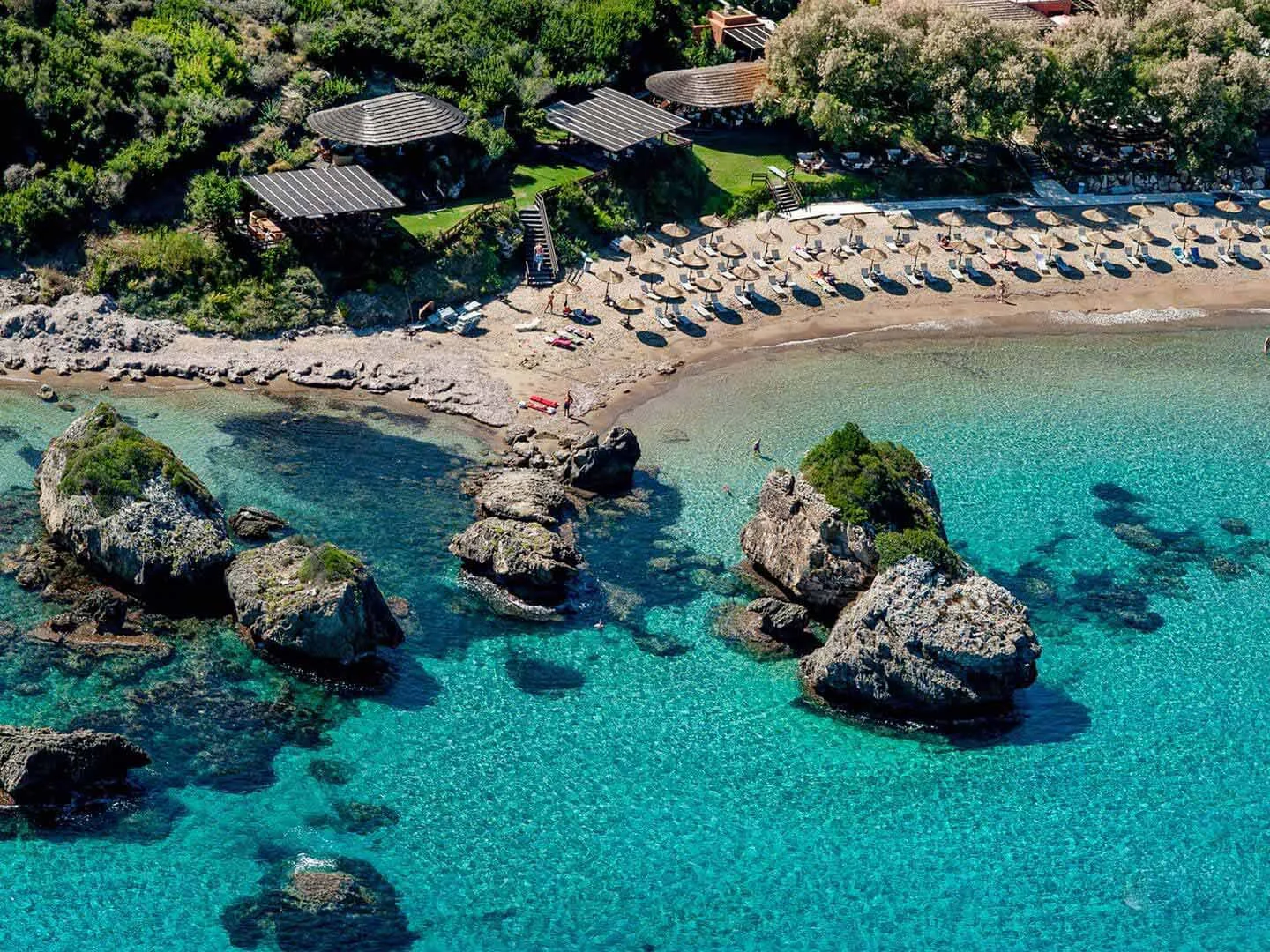 Porto Zoro a Zante con acqua turchese e costa rocciosa