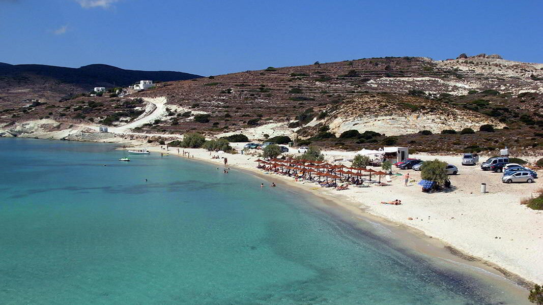 Prassa Beach a Kimolos, spiaggia di sabbia con acqua turchese