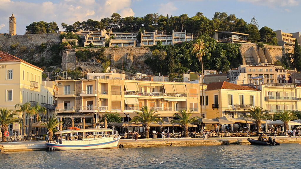 Lungomare di Nafplio con il centro storico sul mare